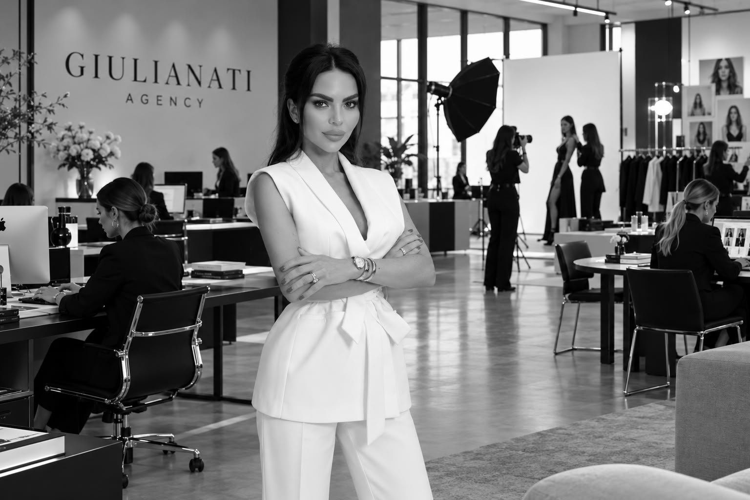 Giulia Nati in abito bianco, a braccia conserte, nella sede dell’agenzia durante uno shooting