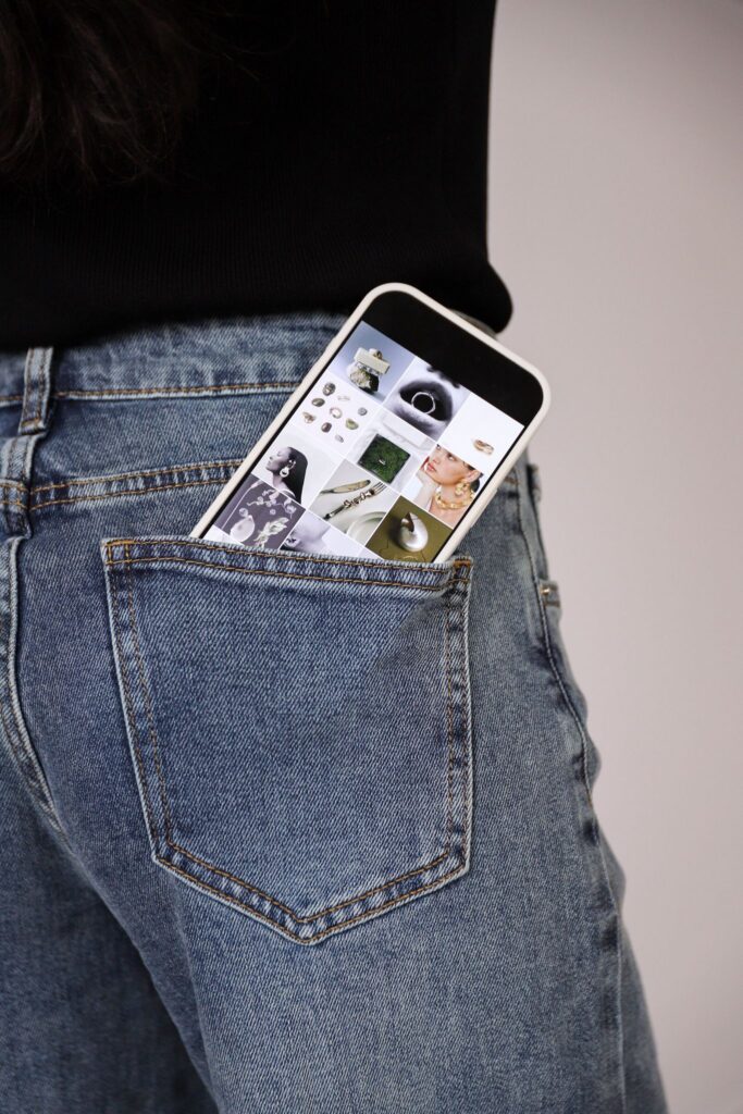 Smartphone nella tasca posteriore di un paio di jeans